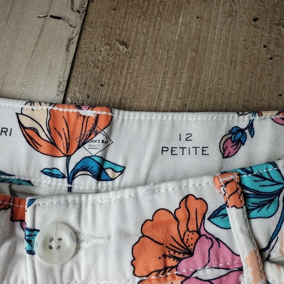 St. John’s Bay Capris Size 12 Petite Secretly Slender Panel White Posie Floral - Picture 5 of 16
